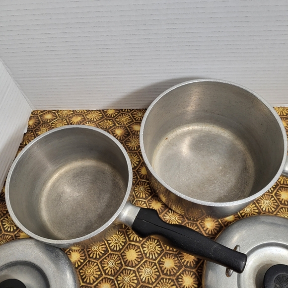 Vintage Wear Ever Heavy Aluminum Cooking Pots # 984 6C(1.5qt) and # 982 4C(1qt) - Picture 4 of 16